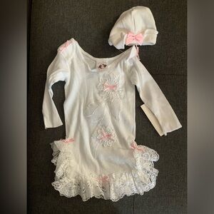 NWT Bibi’s Babies gown and hat SIZE 18 months